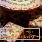 Stôl a stoličky s rovnakým dizajnom