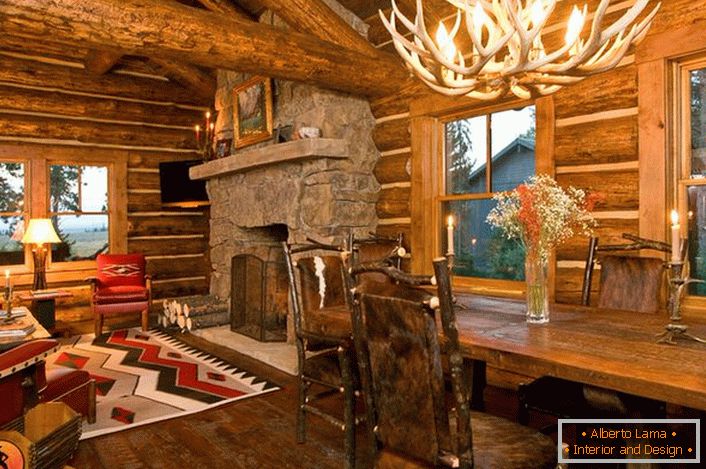 Štýlový dizajn loveckej chaty v rustikálnom štýle vytvára atmosféru domáceho pohodlia.