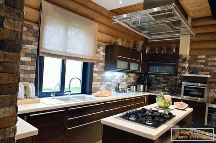 Povrch z tehál vyzerá ekologicky na pozadí dreveného rámu. Exkluzívna kombinácia s moderným nábytkom a spotrebičmi je výhodným riešením pre zdobenie kuchyne v dedinskom dome.