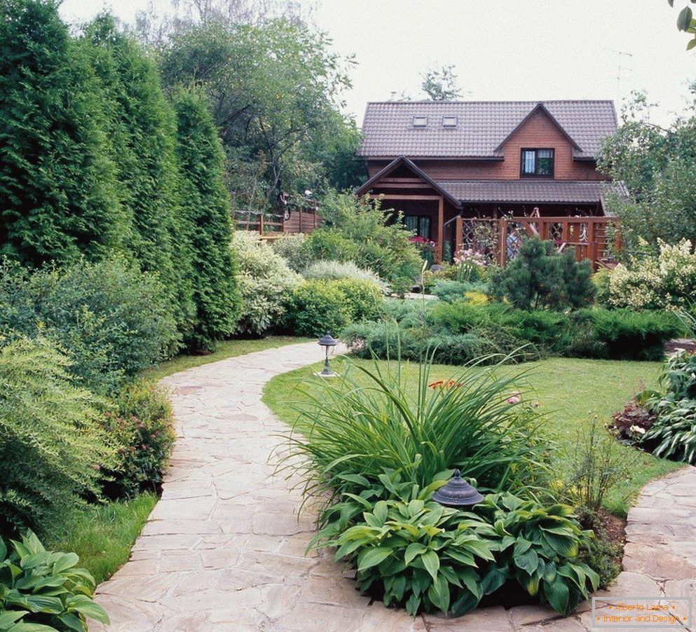 Malá záhrada na dvore