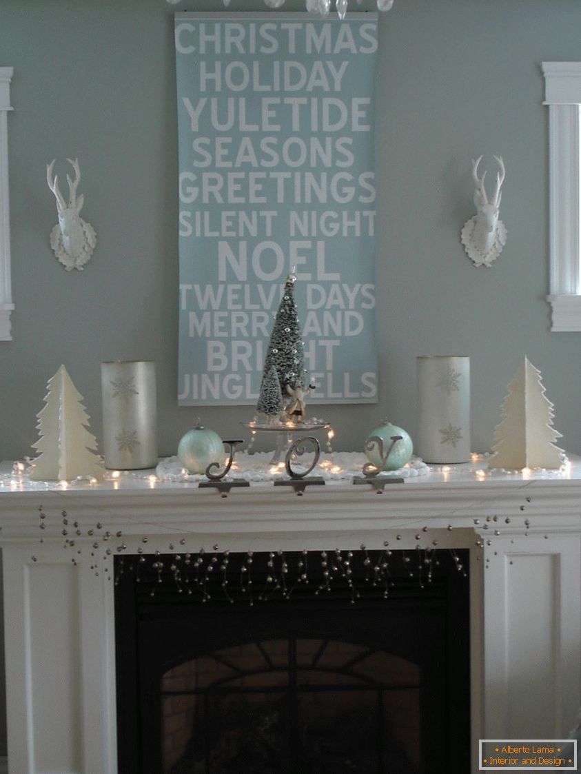 Biele a modré farby v dizajne obývacej izby pre nový rok