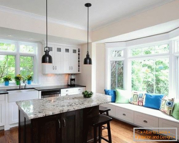 Štýlová kuchyňa s hnedým oknom v súkromnom dome - moderná designová fotografia