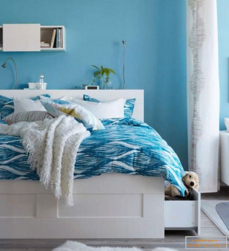 blue-sky-IKEA detské lôžkové-sheets-s-zakrivené-vzor-in-bielo-drevené-posteľná bielizeň-over-laminát, podlahy i-white-chlpatý koberec-and-small-simple-cabinet-1024x1120