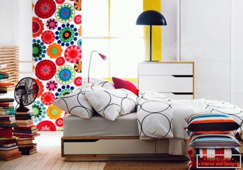 Rodina-izbový-design-nápady-small-apartment-bed-set-nábytok-IKEA spálne-návrhy-s-drevené podlahy-and-a-oponou-tej-je-a-lovely-kvetinovým motívom