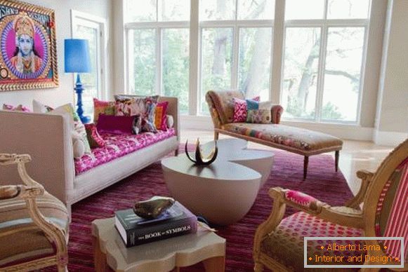 Biely a ružový interiér v indickom štýle - foto
