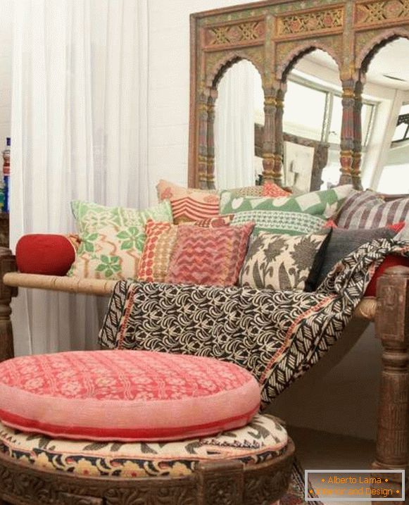 Skutočný nábytok z Indie - posteľ so stojanom pod nohami