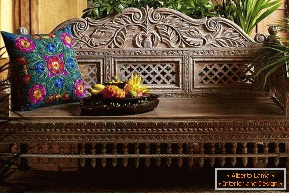 Indický vyrezávaný nábytok - pohovka na lavičke s vankúšmi