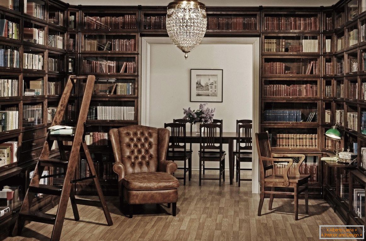 Domáca knižnica s drevenými skriňami
