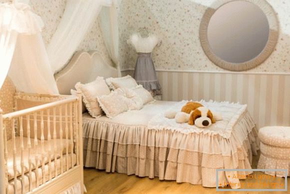 interiér malého spálne s detskou postieľkou
