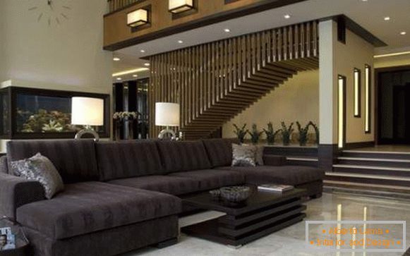 Ultramoderný interiér obývacej izby v súkromnom dome so schodiskom