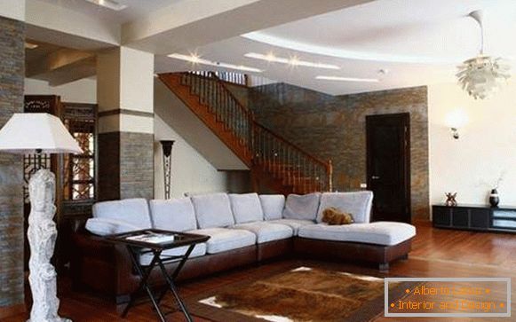 Interiér obývacej izby so schodiskom v súkromnom dome - fotka krásneho dizajnu