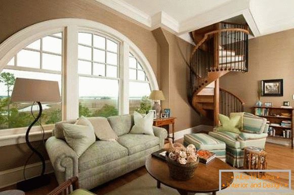 Interiér obývacej izby s točitým schodiskom v súkromnom dome - návrhy nápadov