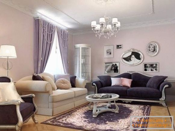 Interiér klasickej obývačky v súkromnom dome в сиреневых тонах