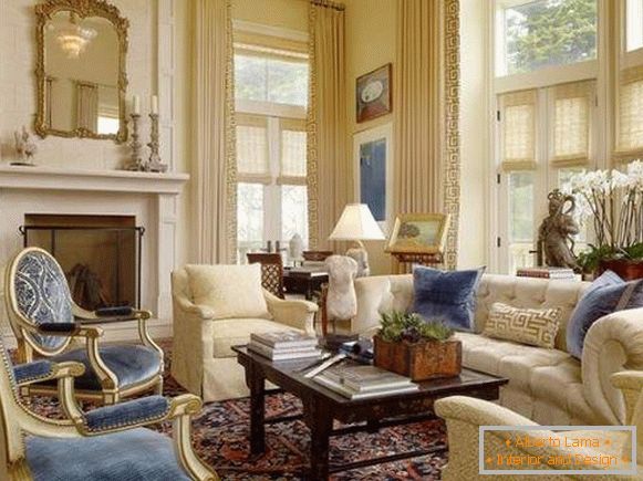 Luxusný interiér obývacej izby v súkromnom dome v štýle klasiky