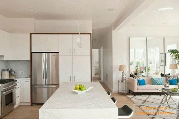 Moderný interiér kuchyne-obývacia izba v súkromnom dome v bielej farbe
