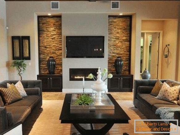 Moderný interiér obývacej izby s krbom v súkromnom dome - foto