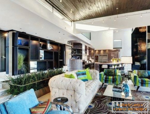 Svetlý interiér malej obývačky v súkromnom dome s modrými a zelenými akcentmi