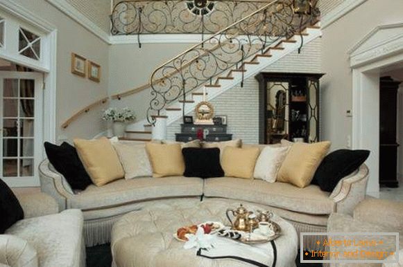 Interiér obývacej izby v súkromnom dome s kovaným schodiskom - fotka 2017