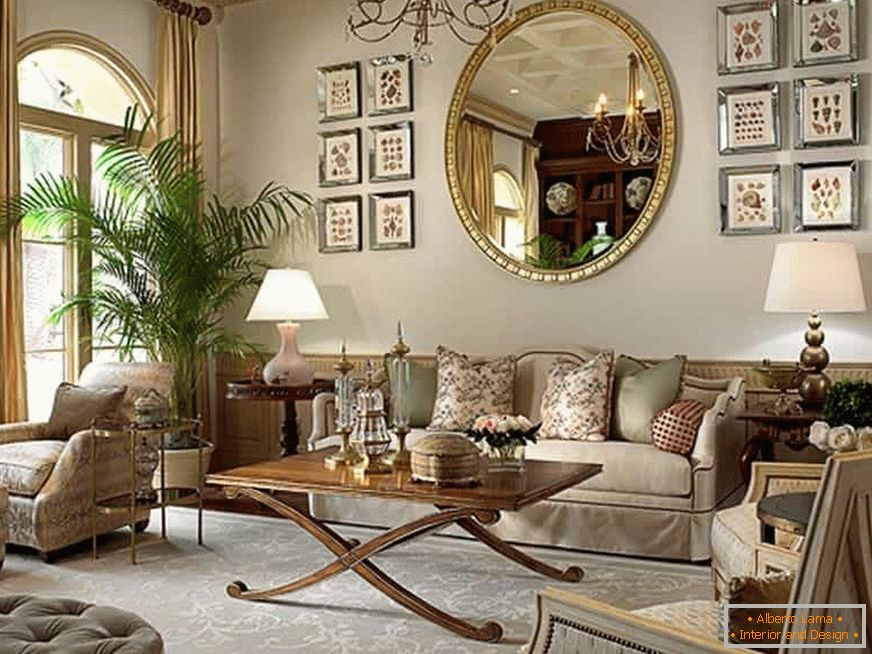 Veľké zrkadlo zdobí dizajn obývacej izby v klasickom štýle