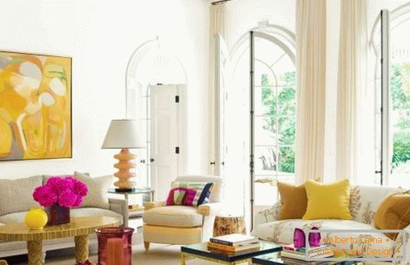 Žltý-ružový interiér obývačky - fotka v modernom štýle