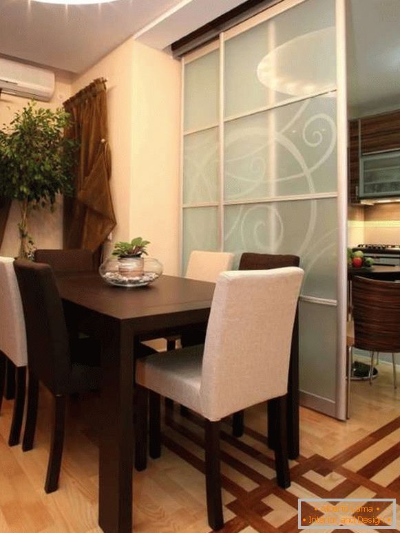 Sklenené priečky medzi kuchyňou a jedálňou obývacia izba v súkromnom dome