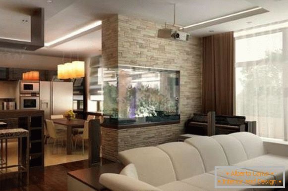 Interiér obývacej kuchyne s akváriovou časťou medzi nimi