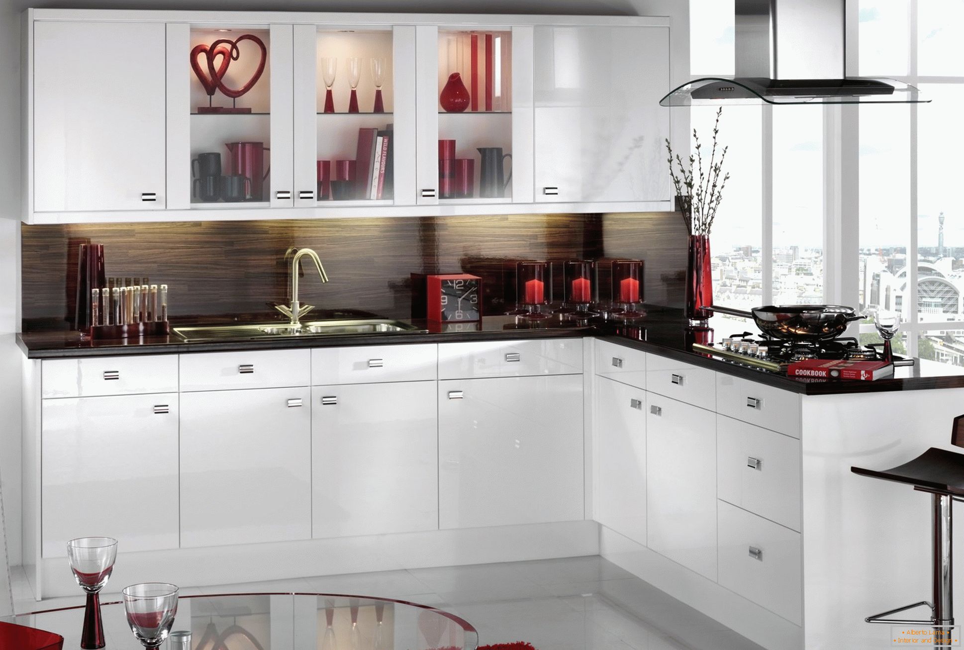 Čierna a červená v dizajne bielej kuchyne