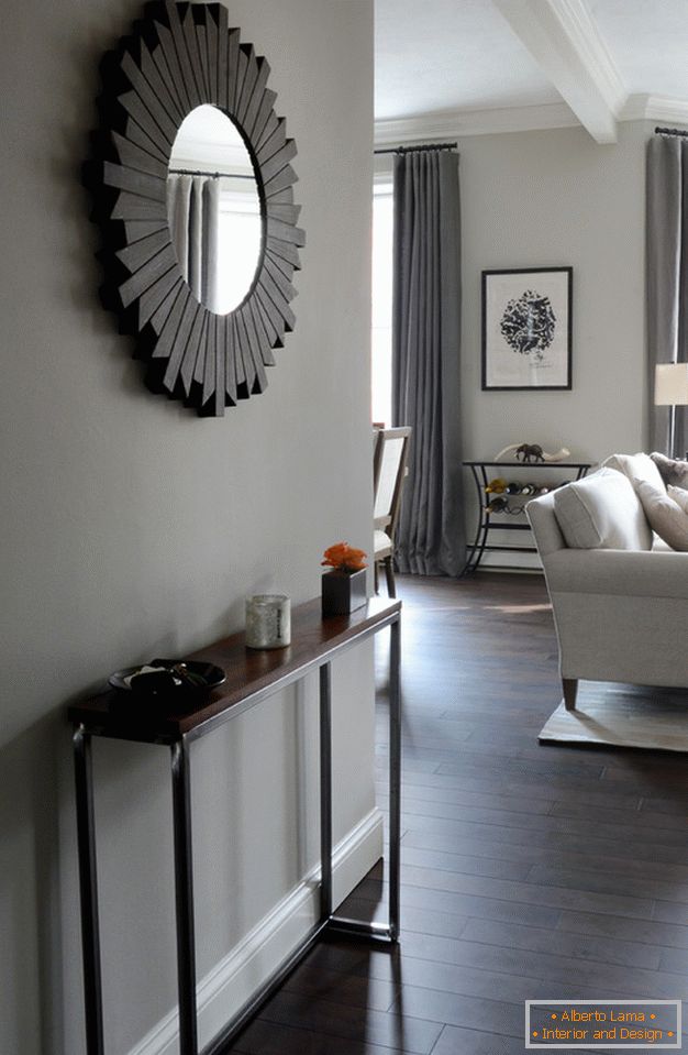 Interiér malého bytu: okrúhle zrkadlo na chodbe