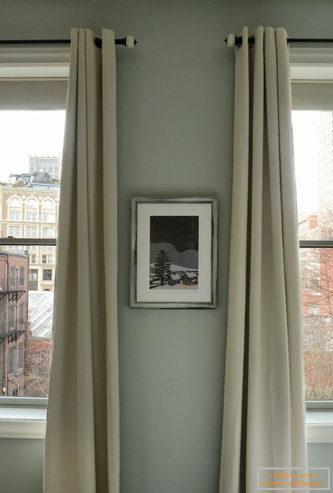 Interiér malého bytu: dlhé závesy na oknách