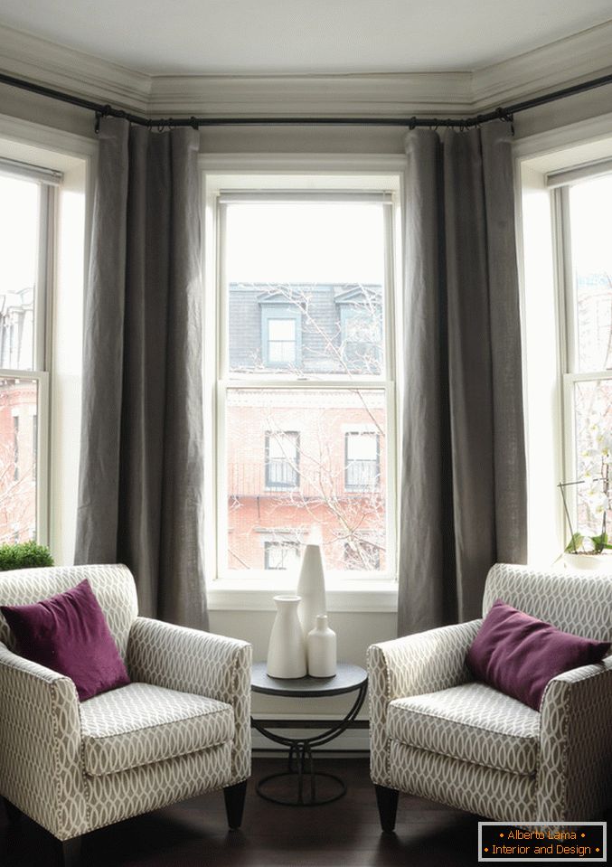 Interiér malého bytu: posedenie pri okne