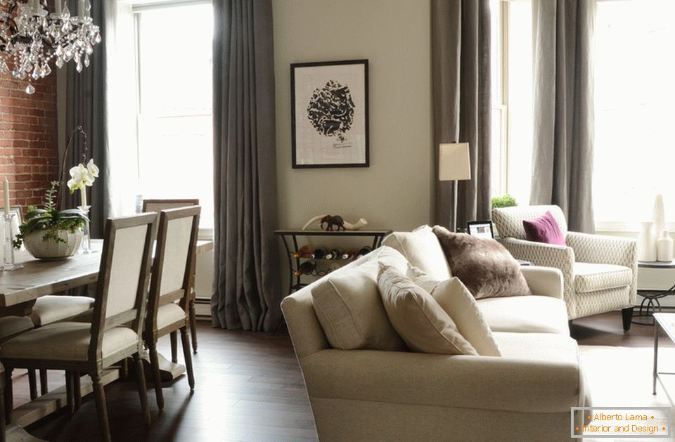 Interiér malého bytu: obývacia izba a jedáleň