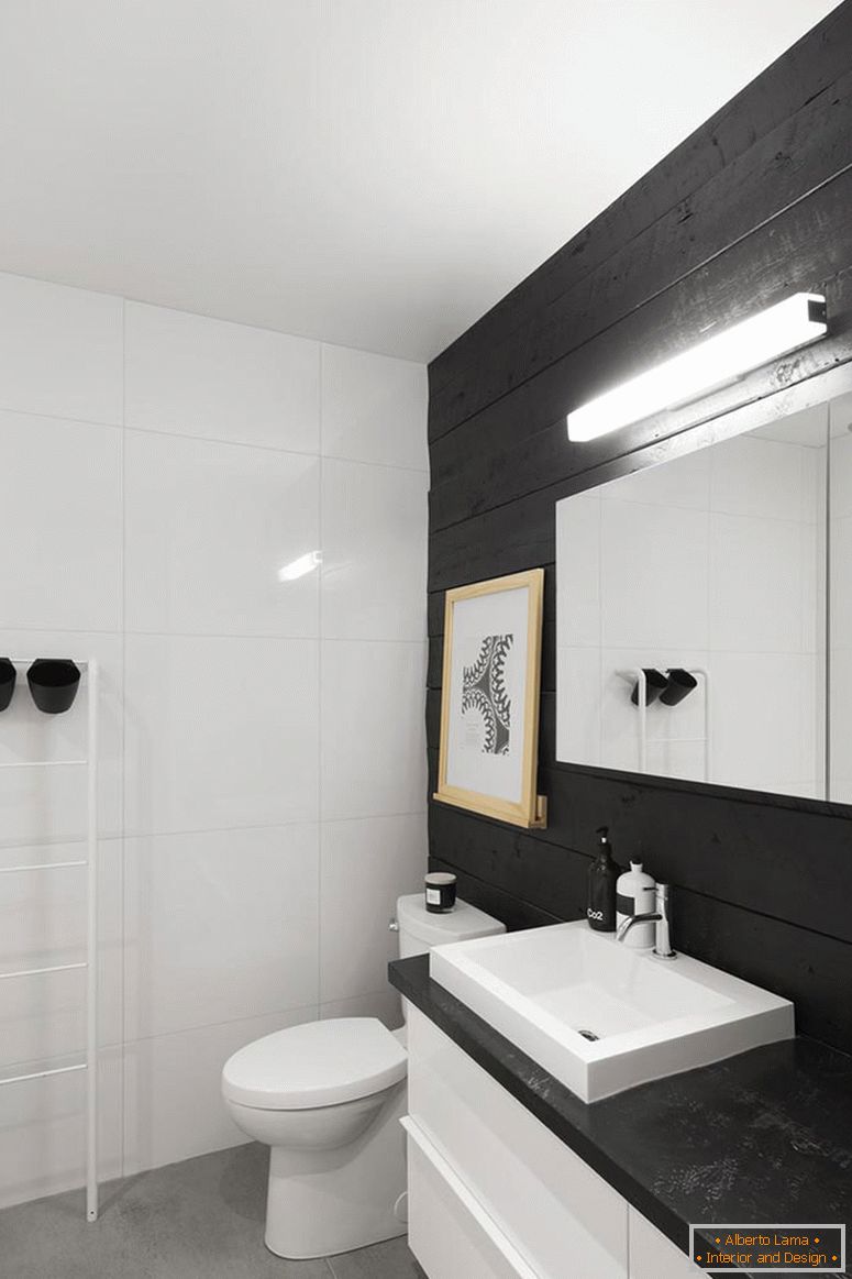 Interiér malej kúpeľne v čiernej a bielej