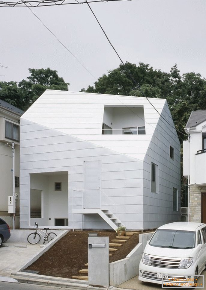 Interiér minimalistického domu so záhradou v Japonsku