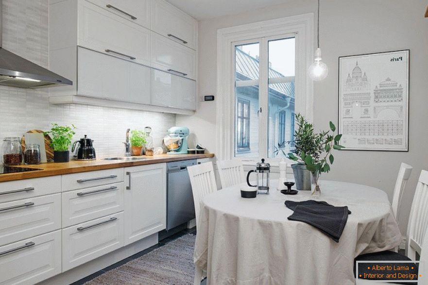 Interiér malej kuchyne v škandinávskom štýle