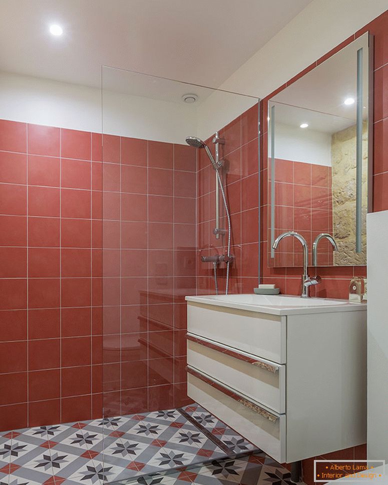 Červené dlaždice v interiéri malej kúpeľne