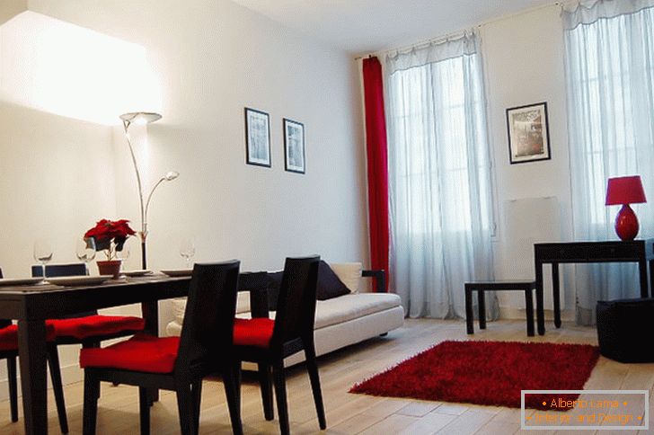 Svetlý interiér obývacej izby s červenými a čiernymi akcentmi