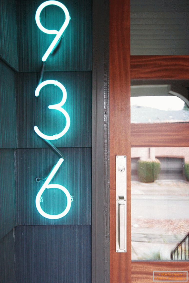 Číslo domu s neónovými svietidlami