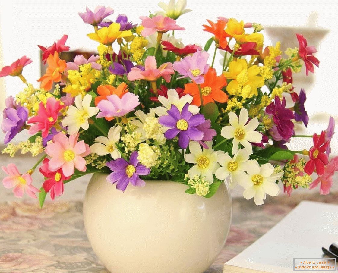 Jednoduchý dizajn vázy s umelými kvetmi