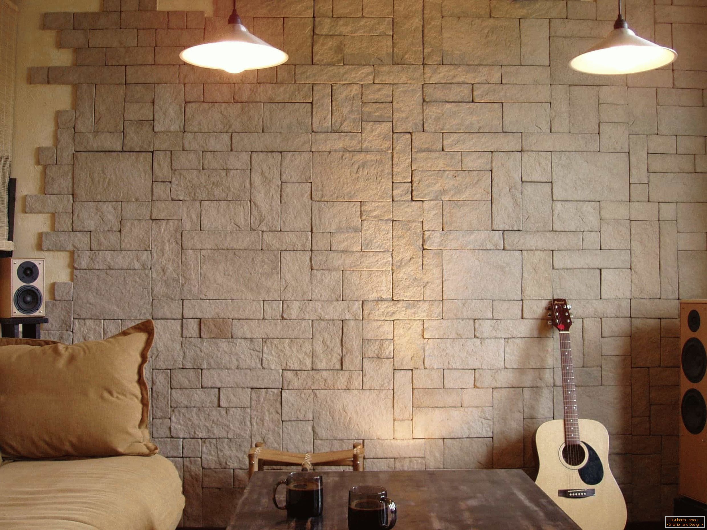 Dekoratívny kameň v priestrannej obývacej izbe