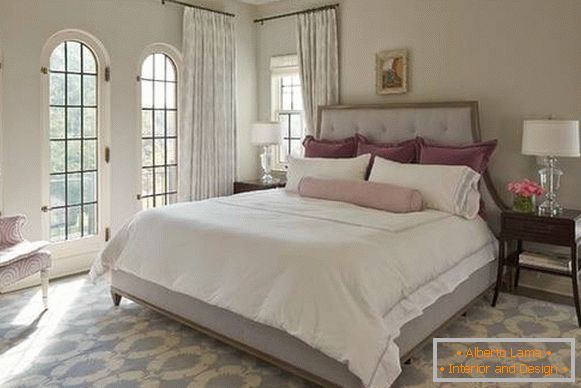 Interiér v šedej a béžovej farbe - fotka v spálni