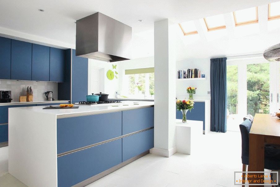 Modrá kuchyňa v interiéri