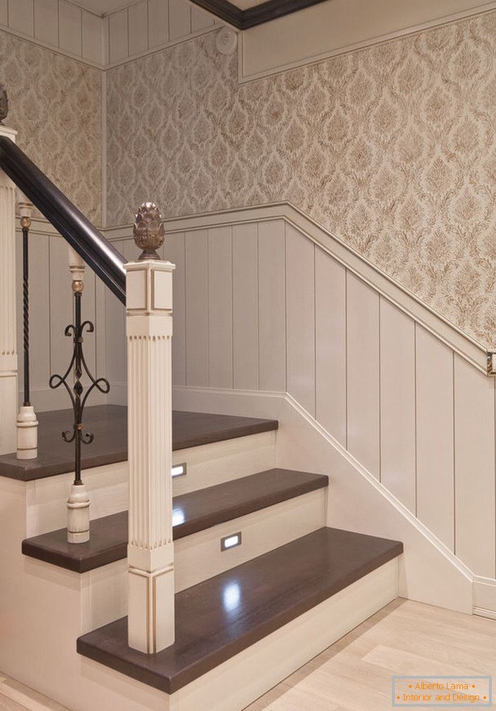 Filigránska dokonalosť klasického schodiska pre malý dom.