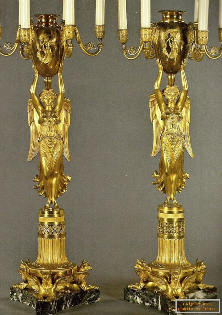 Dvojica identických zlatých svietnikov zdobí spálňu v barokovom štýle. 