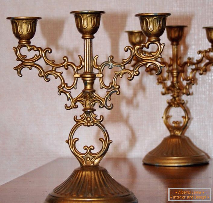 Klasická medená svietidlo pre tri sviečky nie je len asistentom v prípade poruchy elektrickej siete, je to tiež štýlové detaily akéhokoľvek interiéru.