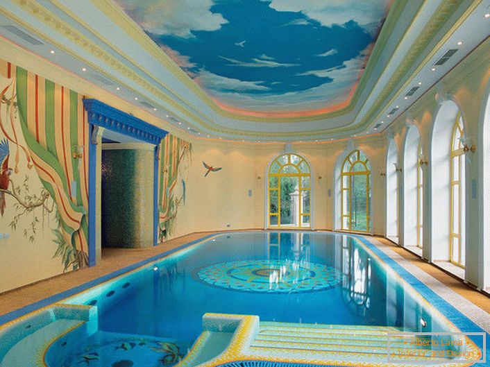 Klasika žánru - modrá, hlboká obloha vo vzdušných mrakoch. Stretch stropov s fotografickou tlačou sú zvlášť harmonické pri pohľade na bazén.