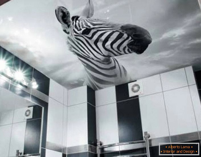 Neobvyklým riešením na zdobenie čiernej a bielej kúpeľne je obraz zebry na strechách stropov s fotografickým tlačením.