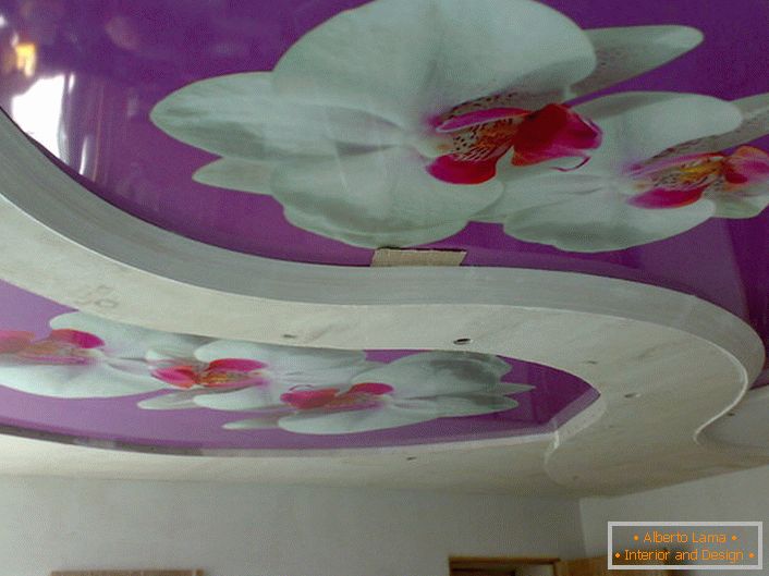 Zloženie s kvetmi na stretch stropoch s fotografickým potlačou - zaujímavé riešenie pre zdobenie obývacej izby.