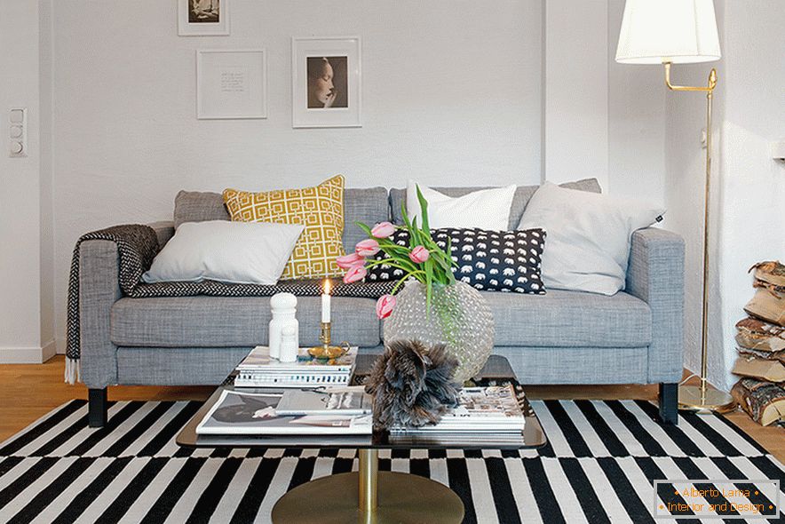 Interiér obývacej izby v útulnom podkroví v švédskom meste