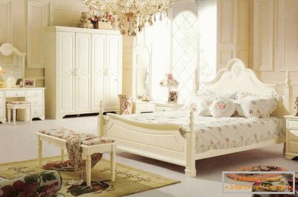 Spálňa v štýle Provence s krištáľovým lusterom