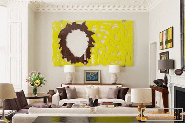Svetlá obývacia izba s krbom a jasne žltým panelom